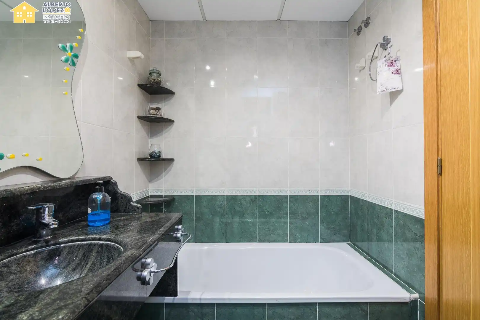 Baño de Apartamento en venta en Alicante / Alacant con Aire acondicionado, Calefacción y Piscina comunitaria