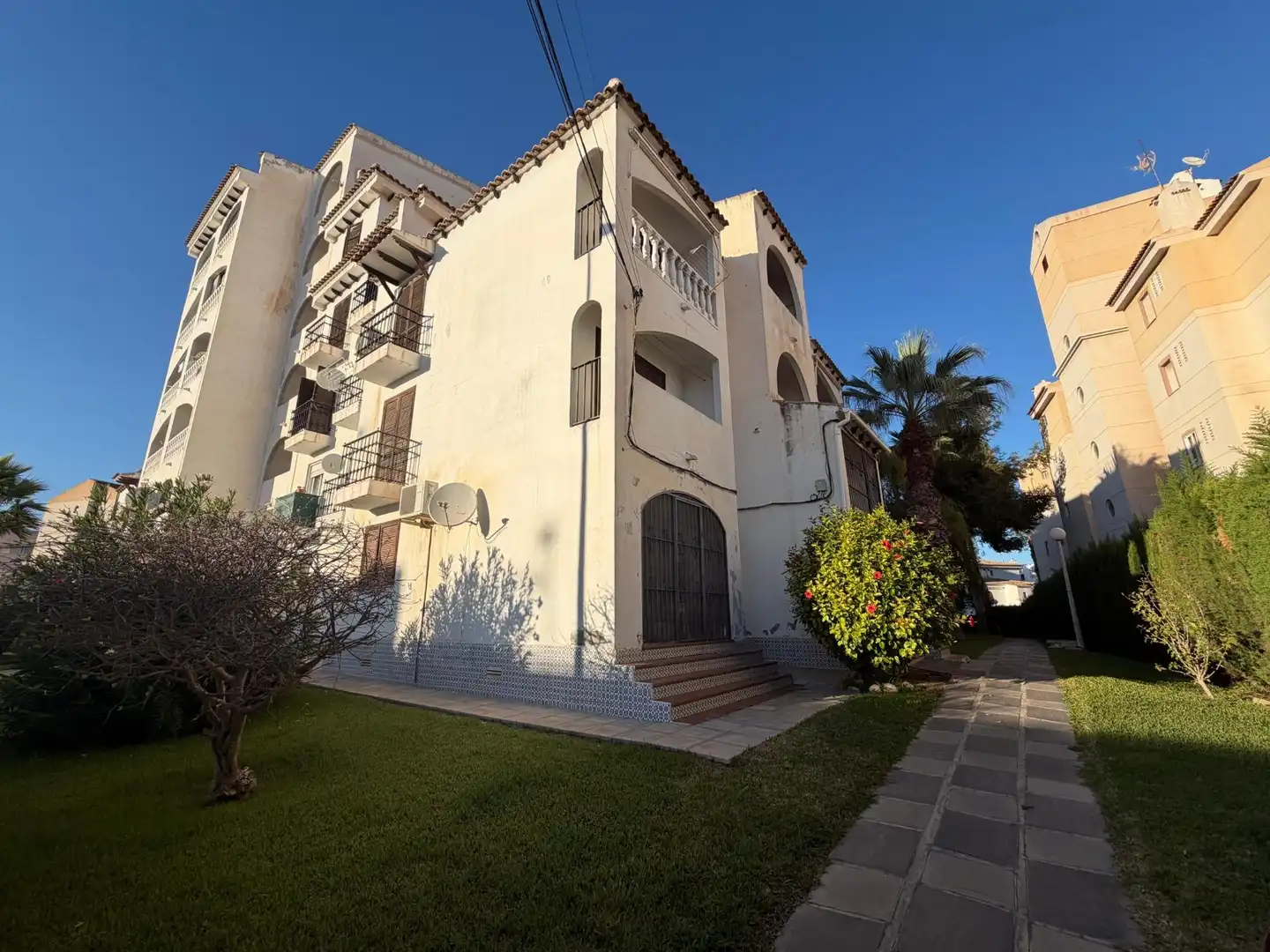 Außenansicht von Wohnungen zur Miete in Torrevieja mit Privatgarten, Terrasse und Möbliert
