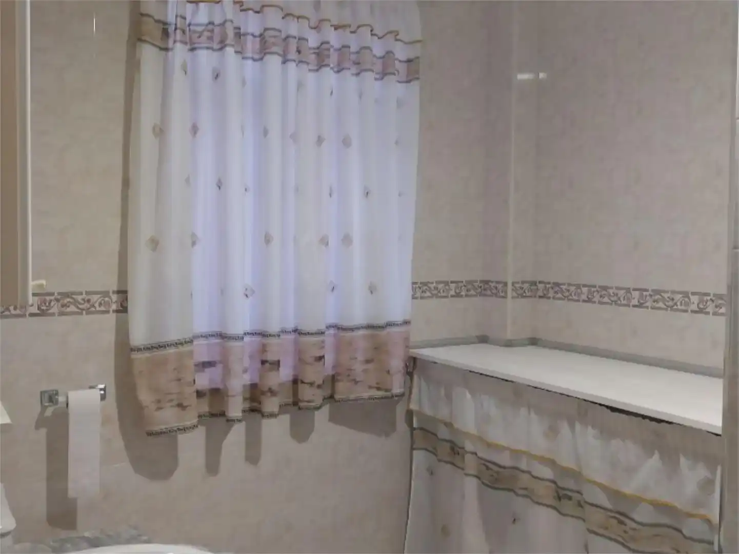 Badezimmer von Haus oder Chalet zur Miete in Miño mit Privatgarten, Abstellraum und Möbliert