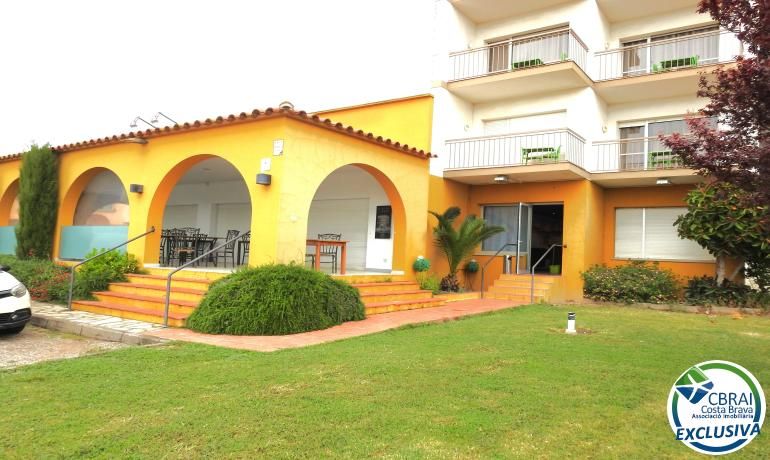 Vista exterior de Oficina en venda en Roses amb Calefacció i Moblat