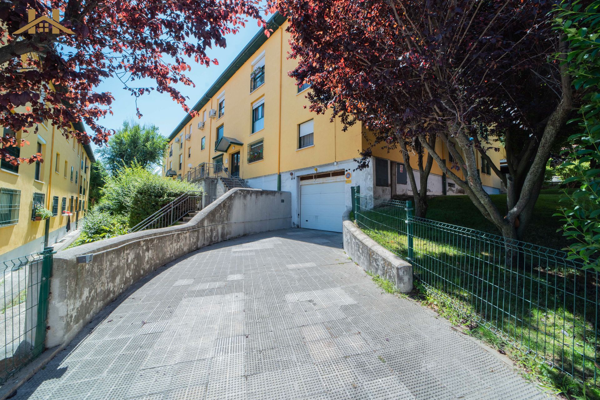 Vista exterior de Pis en venda en San Lorenzo de El Escorial amb Calefacció, Jardí privat i Parquet