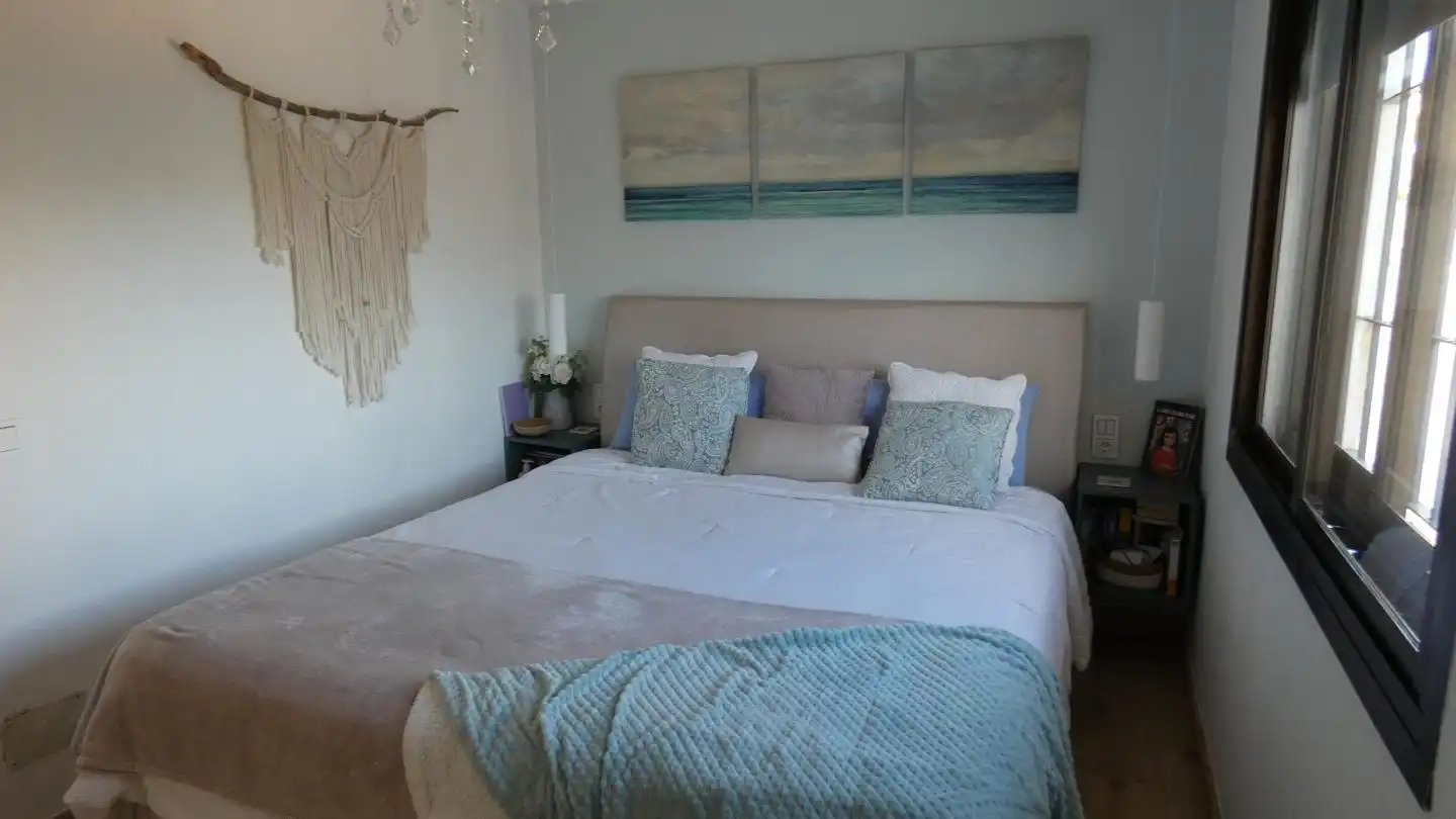 Schlafzimmer von Einfamilien-Reihenhaus zum Verkauf in Benalmádena mit Klimaanlage, Privatgarten und Gemeinschaftspool