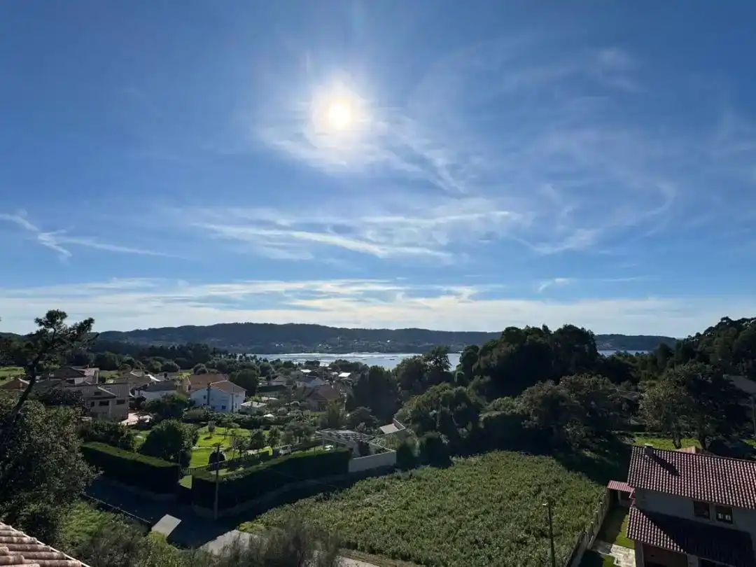 Vista exterior de Casa o xalet en venda en Cangas  amb Aire condicionat i Balcó