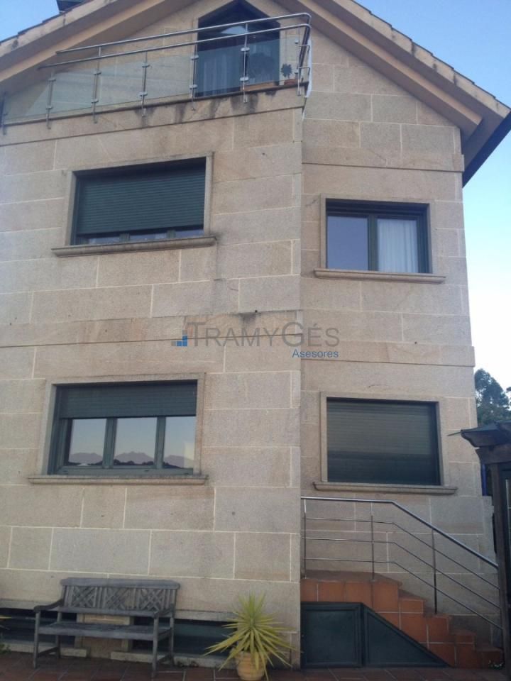 Vista exterior de Casa o xalet en venda en Vigo  amb Calefacció, Jardí privat i Parquet