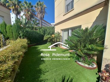 Casa aparellada amb piscina en venda a Avinguda Vila de Blanes
