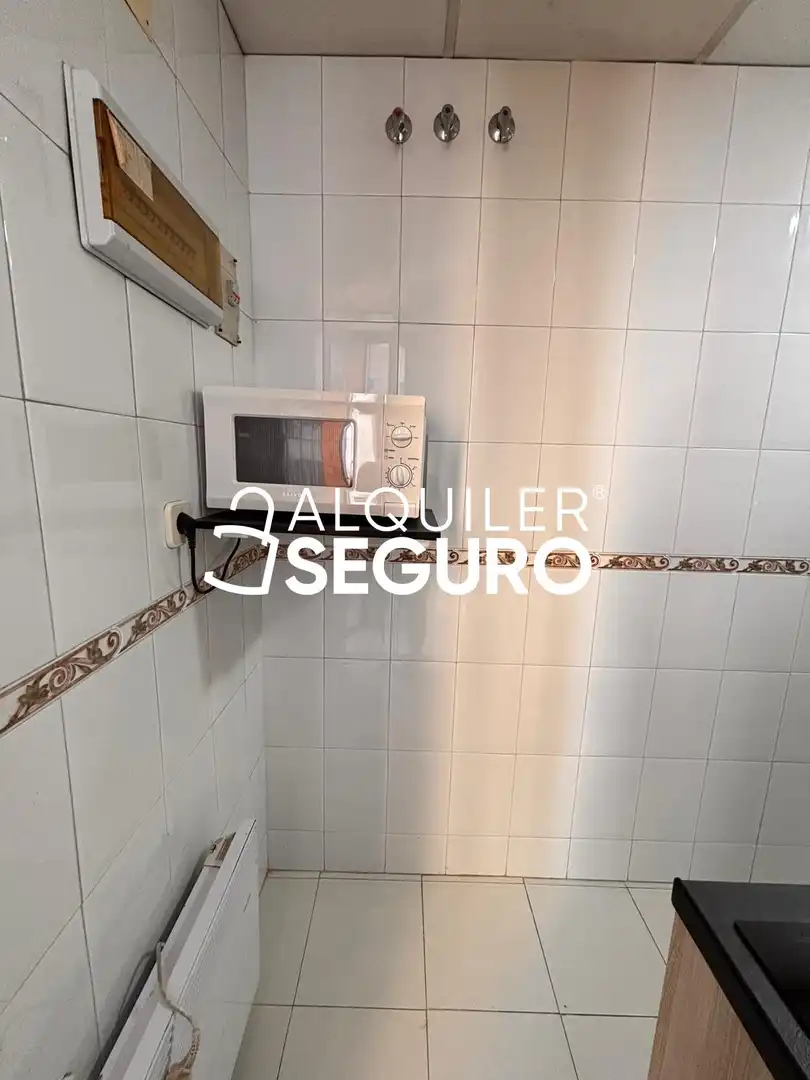 Bathroom of Flat for rent in Madrid  with Air Conditioner and Heating