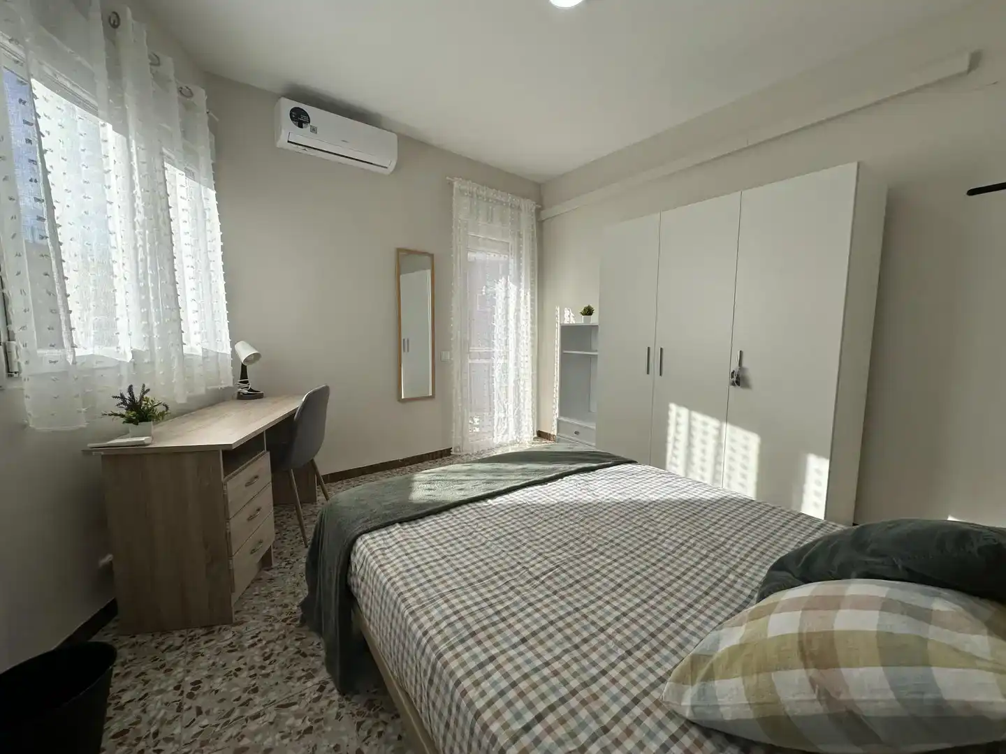 Bedroom of Flat for share in Alcázar de San Juan  with Air Conditioner, Furnished and Balcony