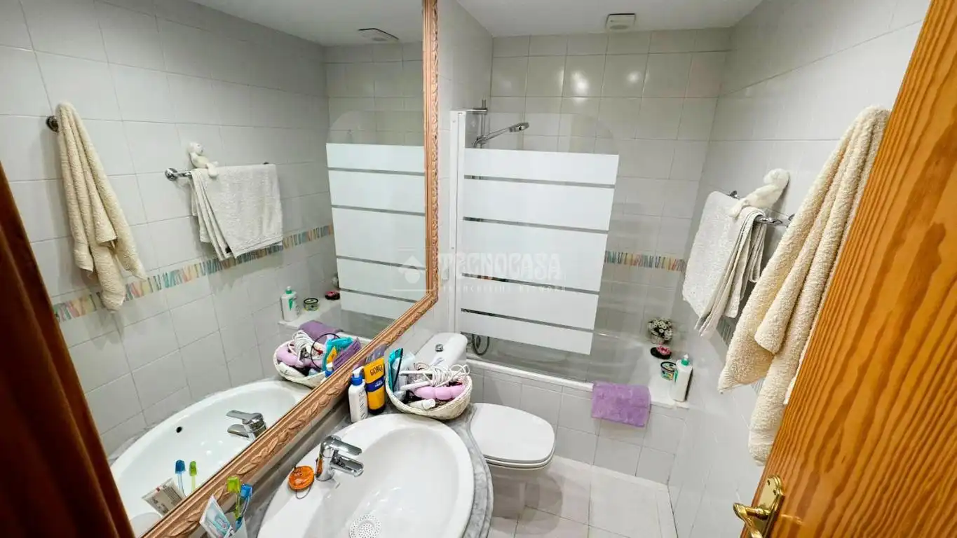 Baño de Casa adosada en venta en Zaragoza con Aire acondicionado, Terraza y Piscina comunitaria