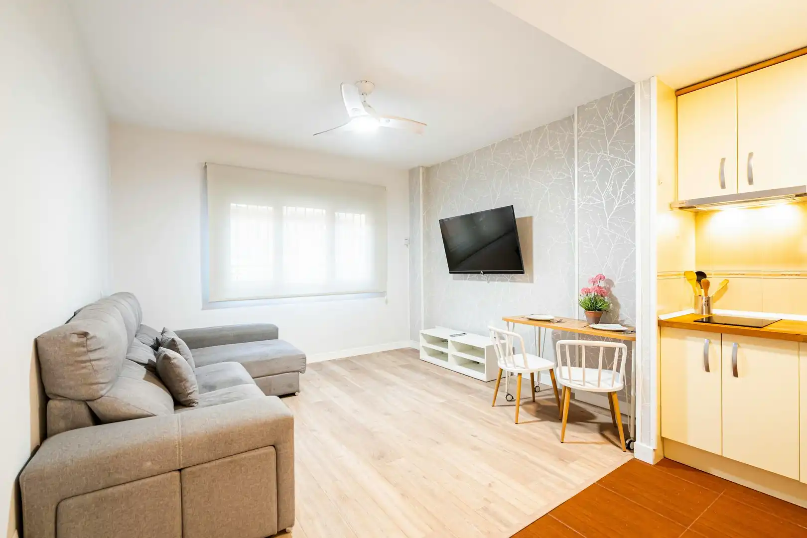 Living room of Flat for rent in Madrid  with Air Conditioner, Heating and Furnished