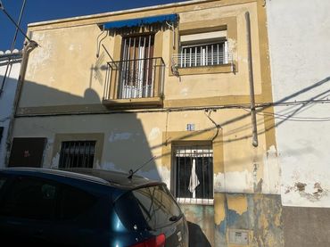 Casa con balcón en venta en Calle Ollerías 19