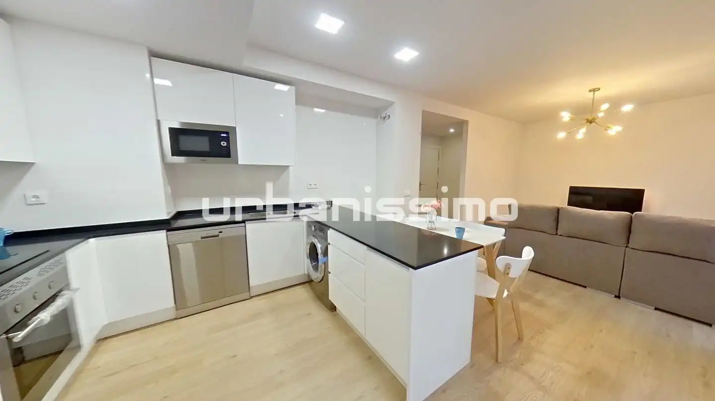 Cuina de Apartament de lloguer en Madrid amb Aire condicionat, Calefacció i Moblat