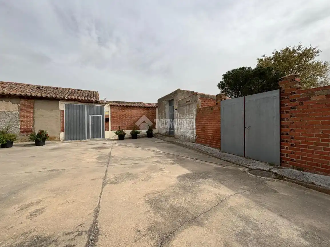 Exterior view of Houses for sale in Ataquines  with Furnished