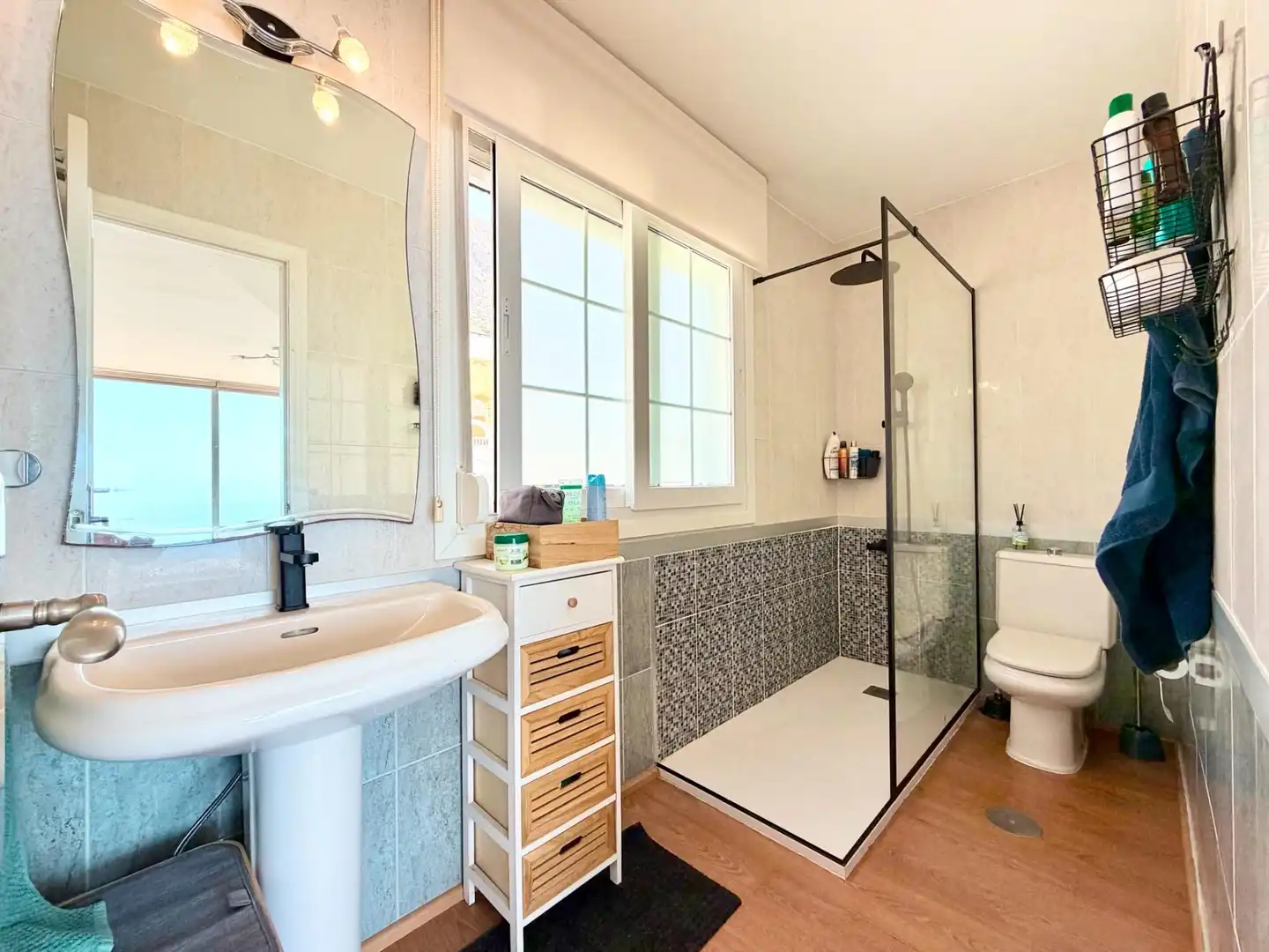 Baño de Casa adosada de alquiler en Roquetas de Mar con Aire acondicionado, Calefacción y Terraza