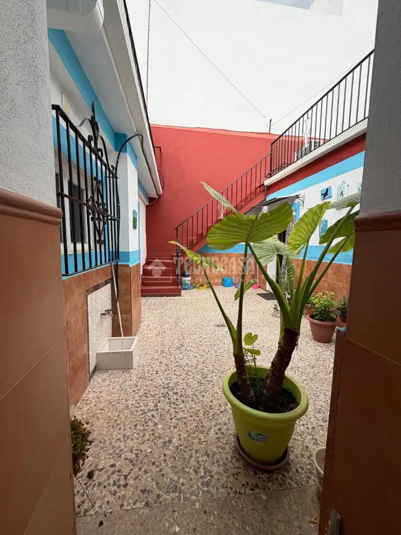 Vista exterior de Casa o xalet en venda en El Coronil amb Aire condicionat, Calefacció i Balcó