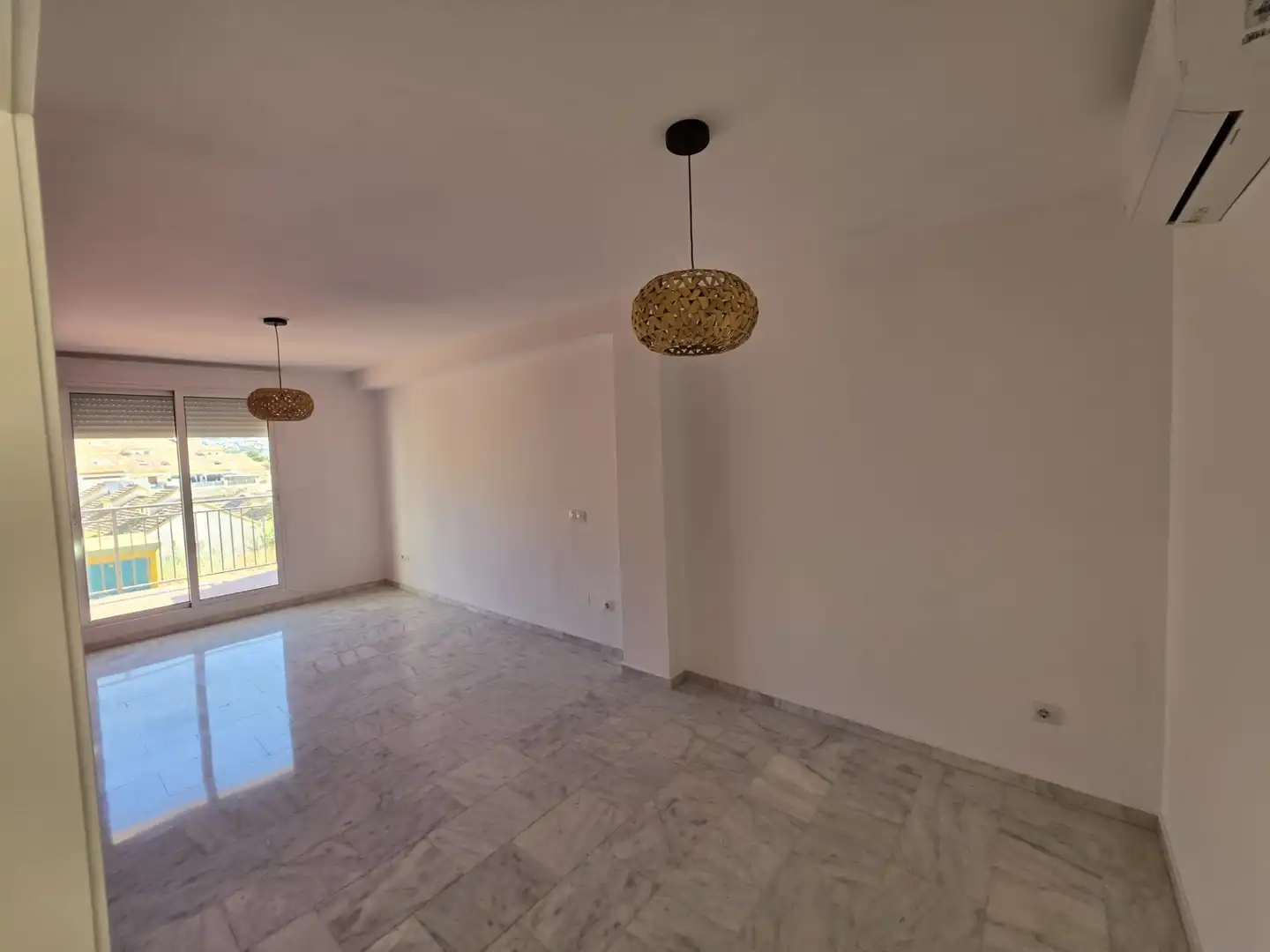 Menjador de Casa adosada en venda en Benalmádena amb Aire condicionat, Jardí privat i Terrassa