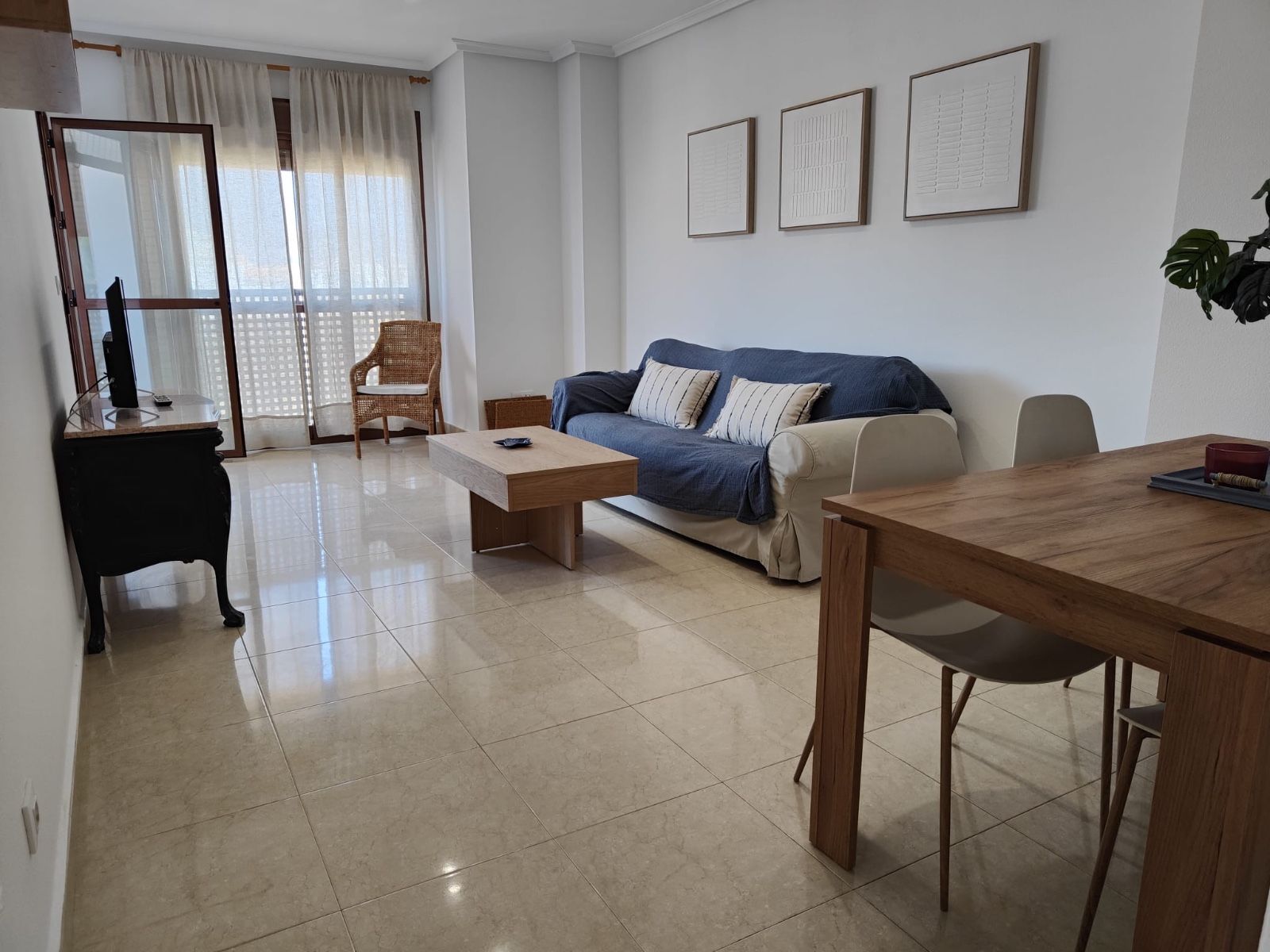 Sala d'estar de Apartament de lloguer en San Pedro del Pinatar amb Aire condicionat, Piscina i Moblat