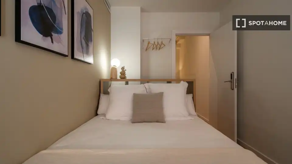 Bedroom of Flat for share in Barcelona  with Air Conditioner, Heating and Furnished