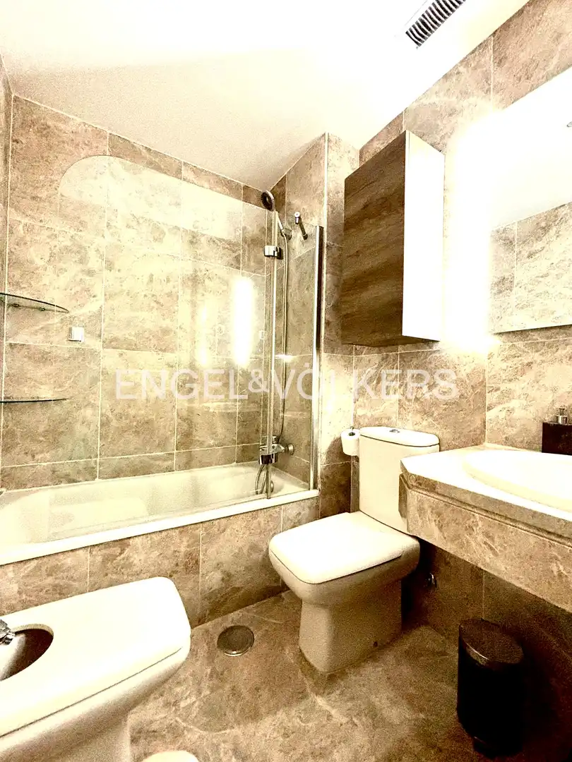 Baño de Apartamento en venta en Las Rozas de Madrid con Aire acondicionado, Calefacción y Jardín privado