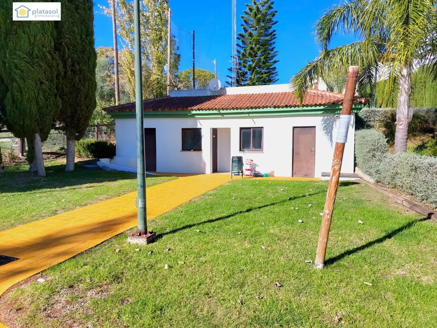Vista exterior de Casa adosada en venda en Guillena amb Aire condicionat, Calefacció i Jardí privat