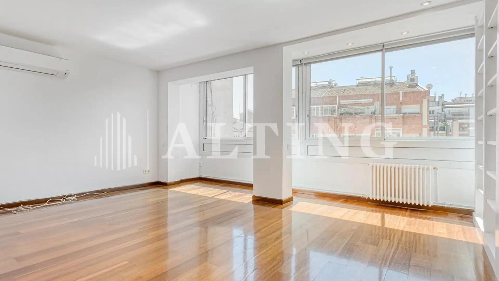 Living room of Flat for rent in  Barcelona Capital  with Air Conditioner, Heating and Parquet flooring
