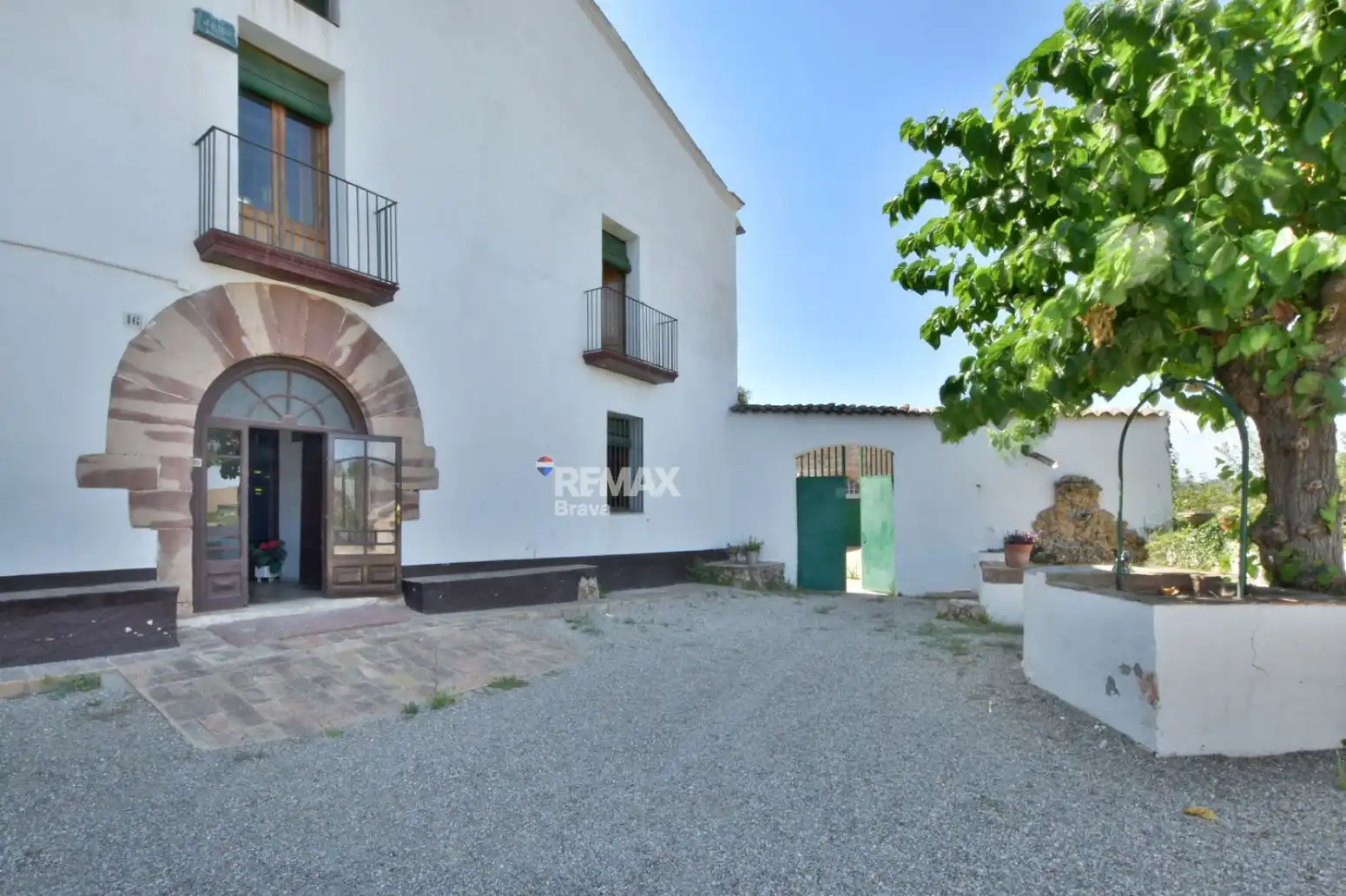 Vista exterior de Finca rústica en venda en Sant Andreu de la Barca amb Jardí privat