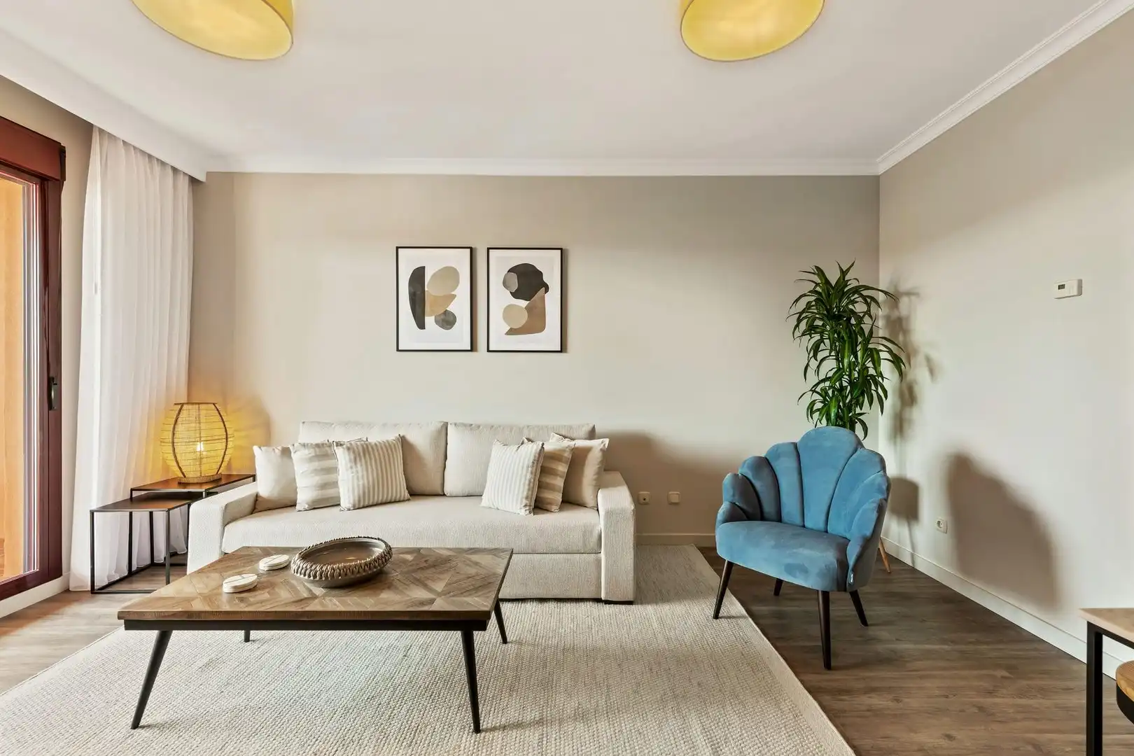 Sala d'estar de Apartament en venda en Benahavís amb Piscina comunitària