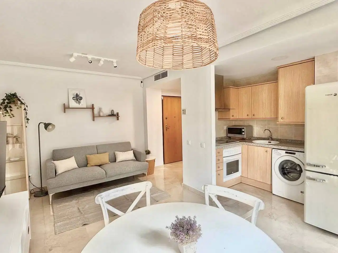 Living room of Flat for rent in Valencia  with Air Conditioner, Furnished and Balcony