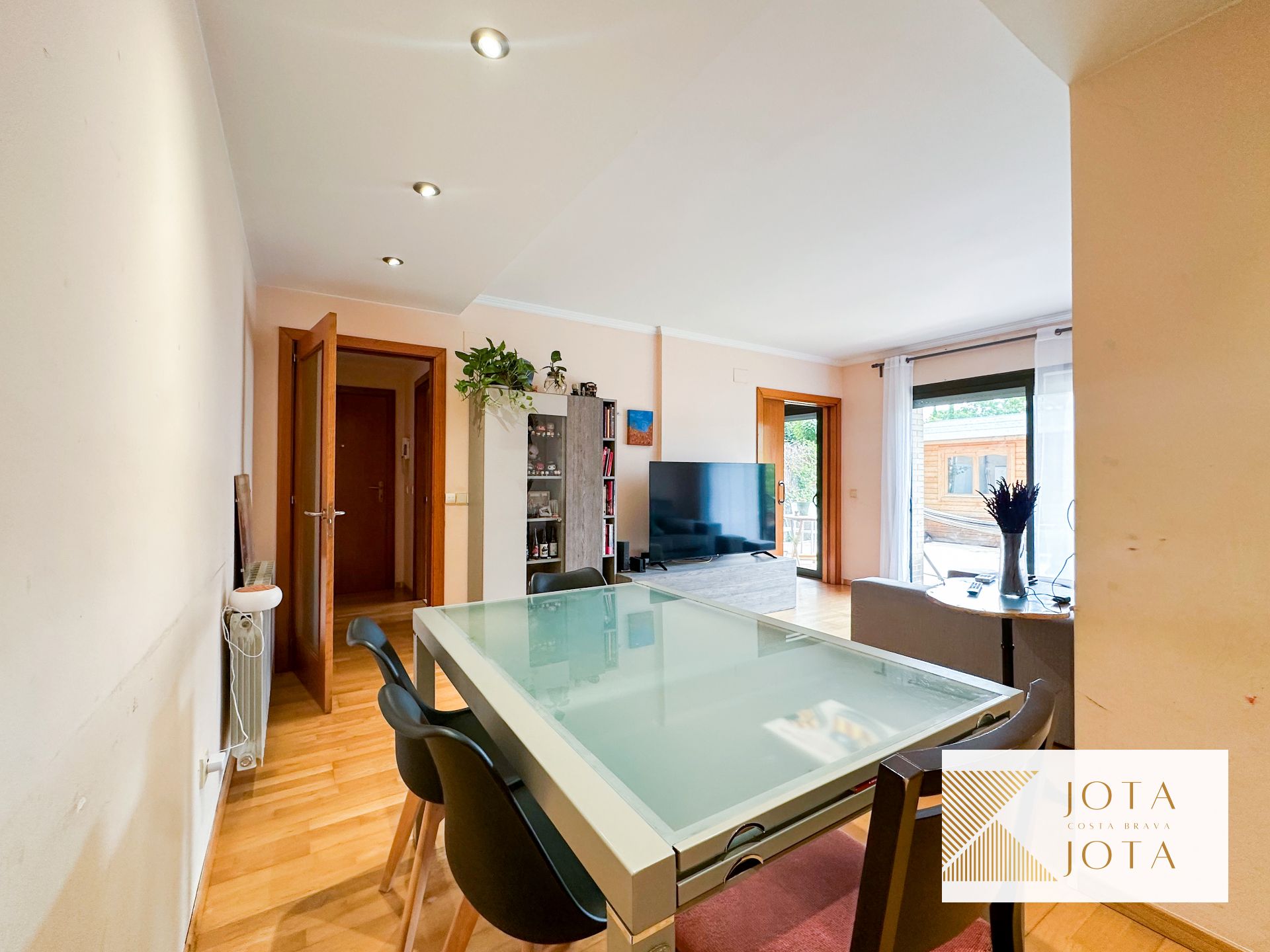 Menjador de Pis en venda en Girona Capital amb Aire condicionat, Calefacció i Jardí privat