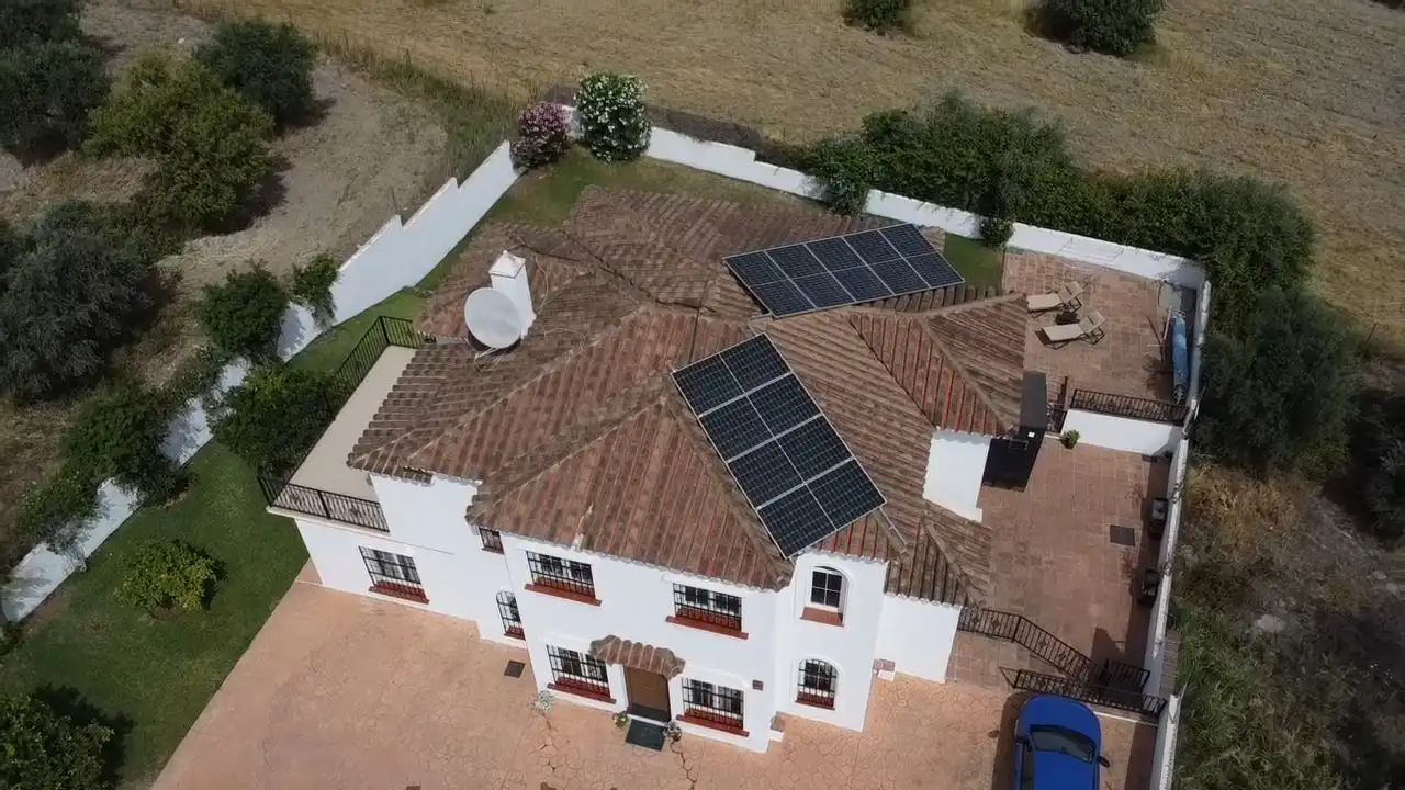 Vista exterior de Casa o xalet en venda en Alhaurín El Grande amb Aire condicionat, Jardí privat i Terrassa