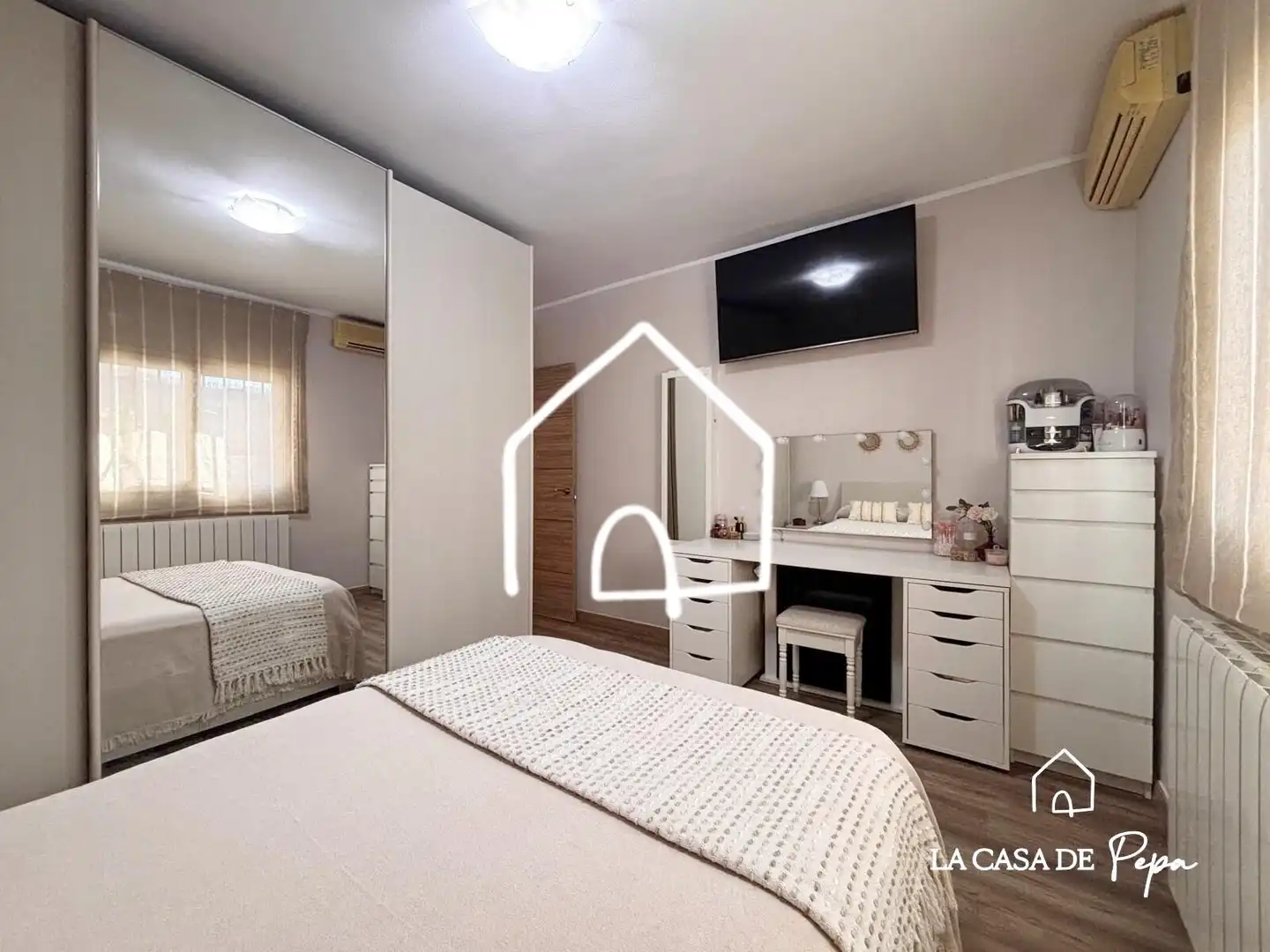 Schlafzimmer von Dachboden zum Verkauf in Viladecans mit Klimaanlage, Heizung und Parkett