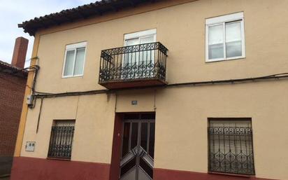 Exterior view of House or chalet for sale in Becilla de Valderaduey