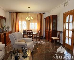 Sala d'estar de Casa o xalet en venda en Linares amb Aire condicionat, Jardí privat i Traster