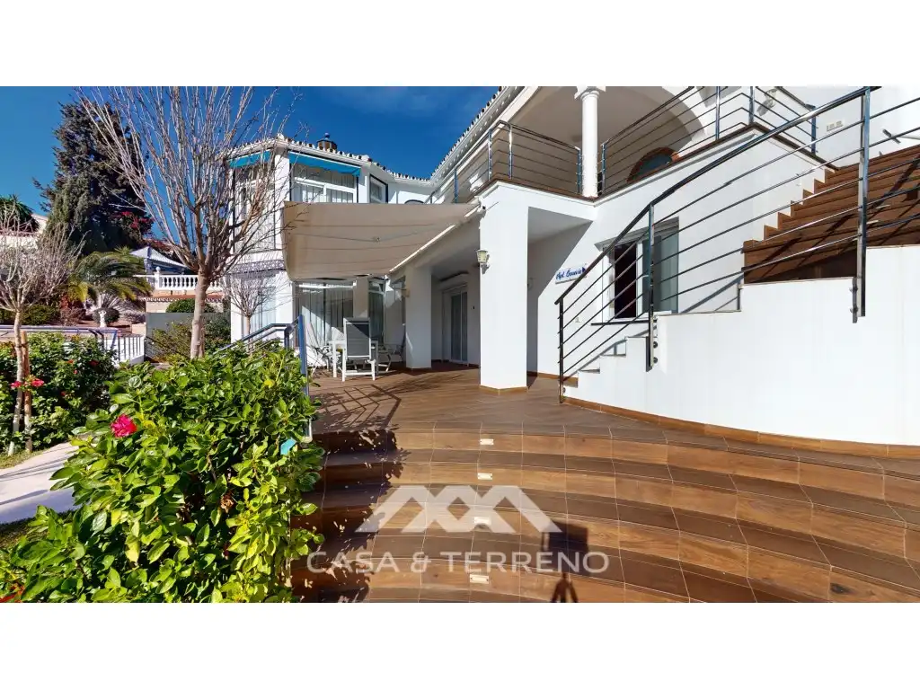 Vista exterior de Casa o xalet en venda en Vélez-Málaga amb Aire condicionat, Jardí privat i Terrassa