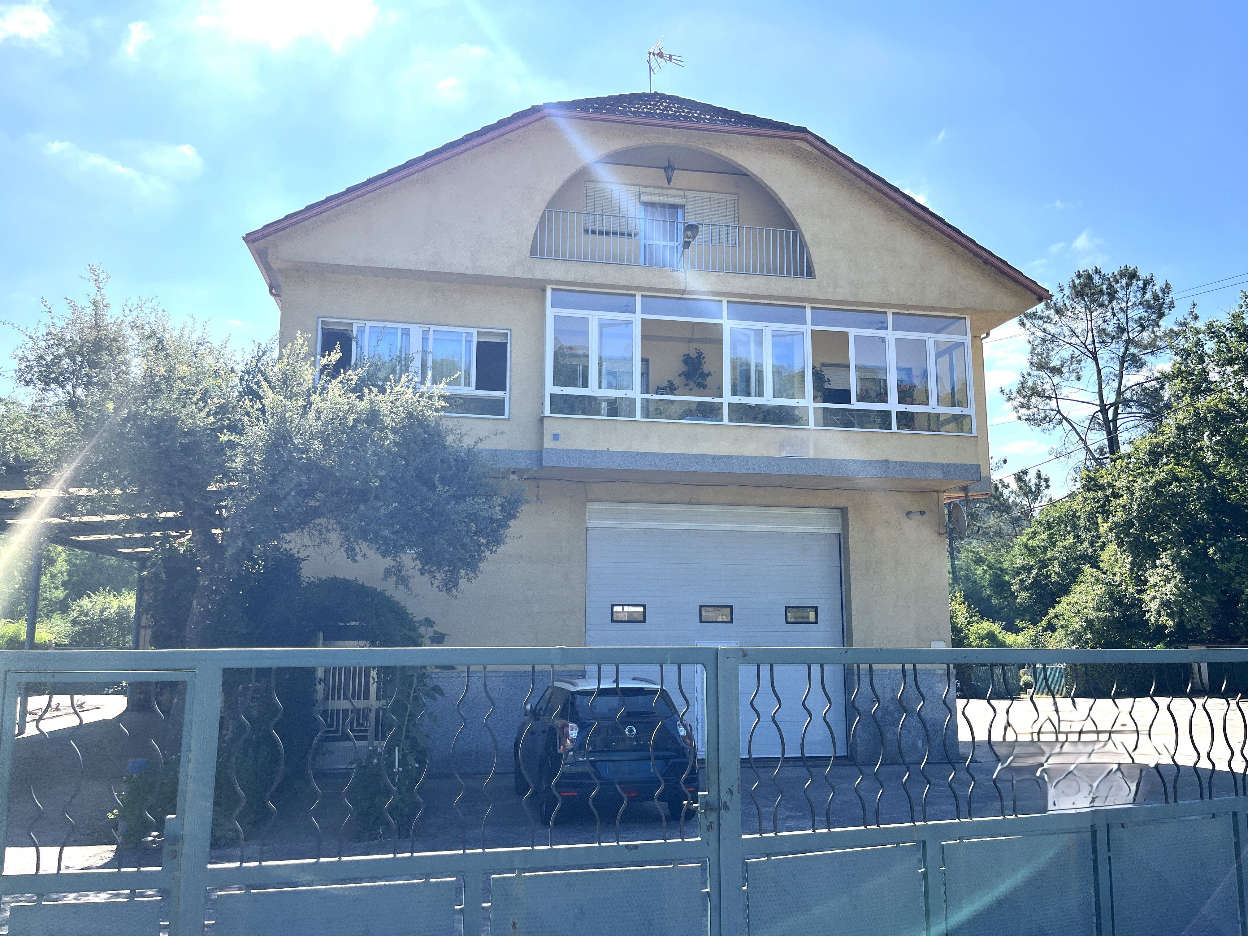 Vista exterior de Casa o xalet en venda en Beade  amb Calefacció, Jardí privat i Traster