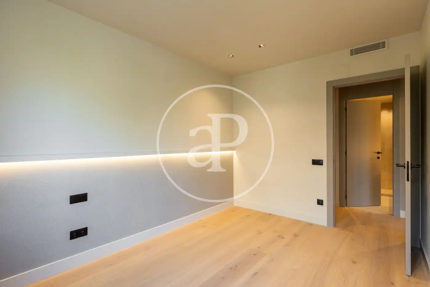 Wohnung zum Verkauf in Barcelona mit Klimaanlage, Heizung und Terrasse