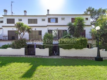 Maison mitoyenne avec balcon à vendre à Carrer de l'Equador