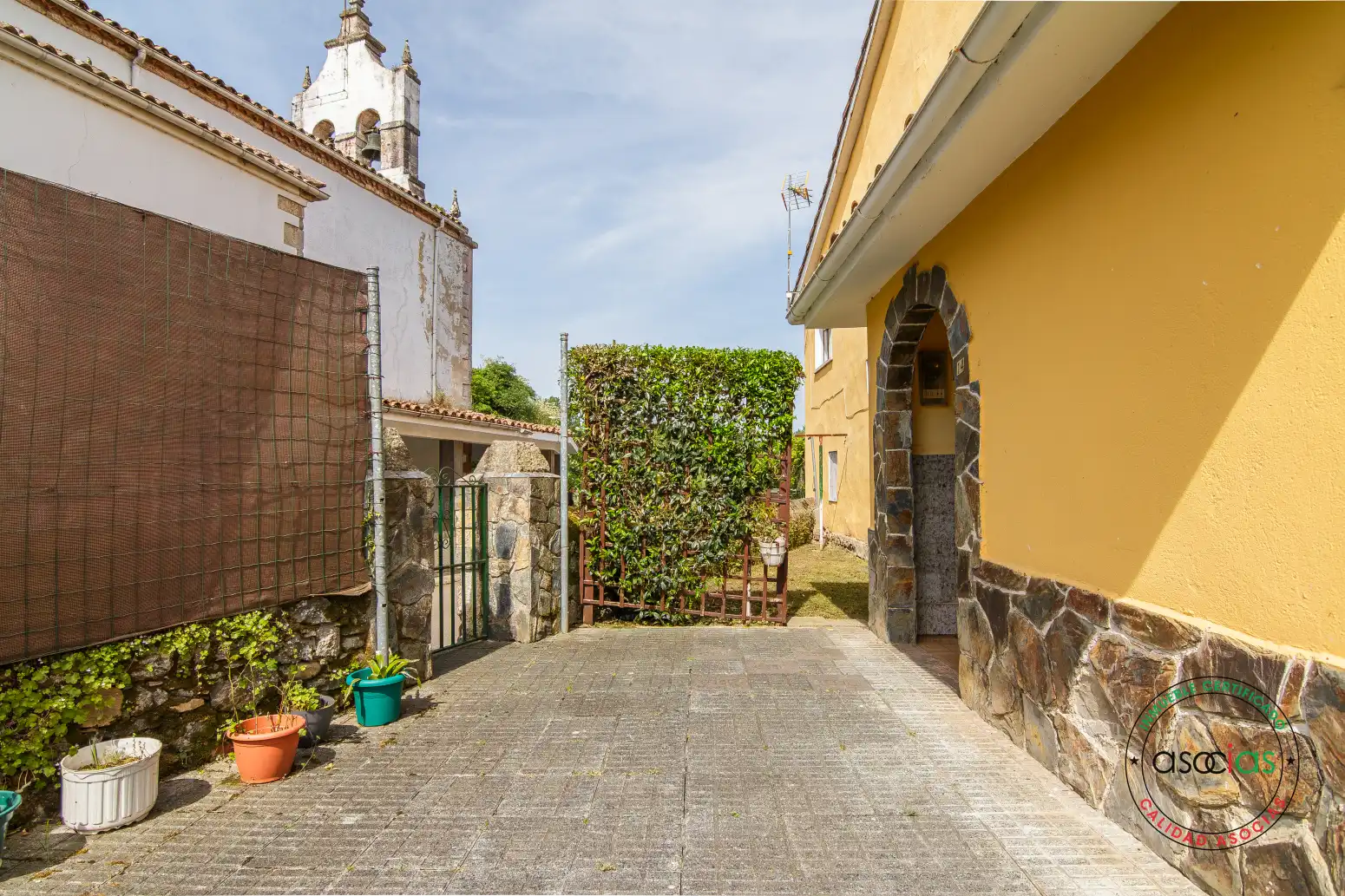 Vista exterior de Casa o chalet en venta en Las Regueras   con Calefacción y Jardín privado