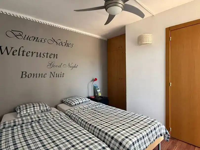 Habitación de Piso para compartir en San Bartolomé de Tirajana con Parquet y Amueblado