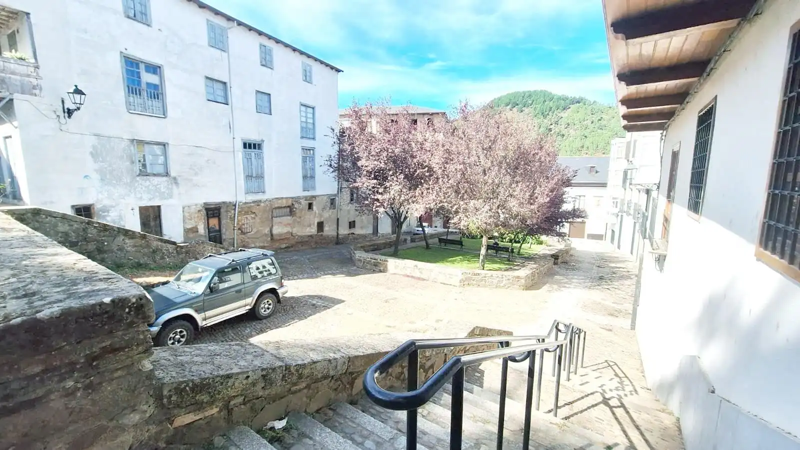 Vista exterior de Edifici en venda en Villafranca del Bierzo, León