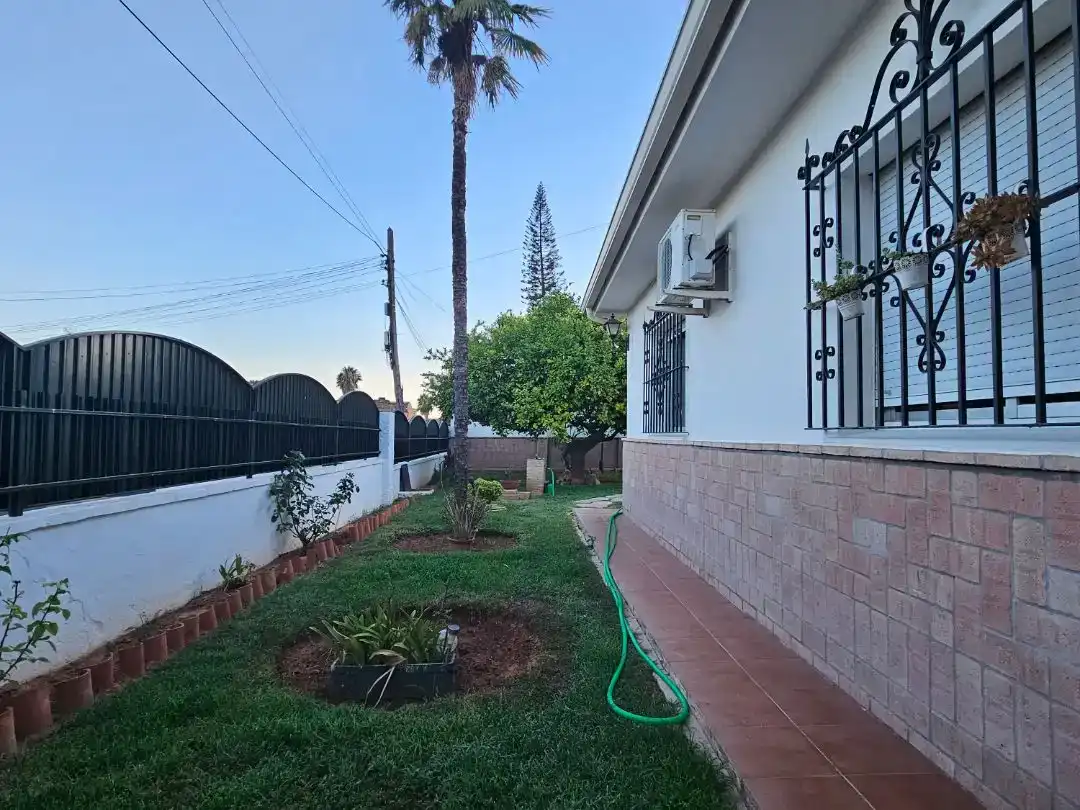 Vista exterior de Pis en venda en Espartinas amb Aire condicionat, Jardí privat i Piscina