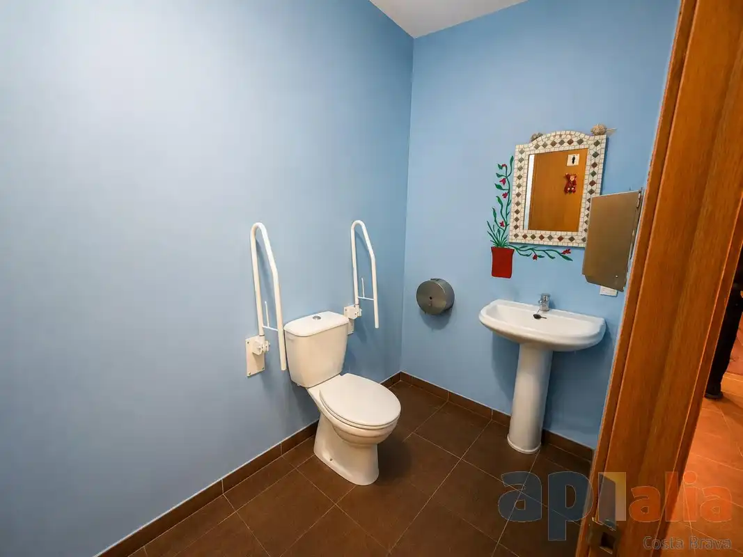 Badezimmer von Einfamilien-Reihenhaus zum Verkauf in Palamós mit Klimaanlage, Heizung und Terrasse