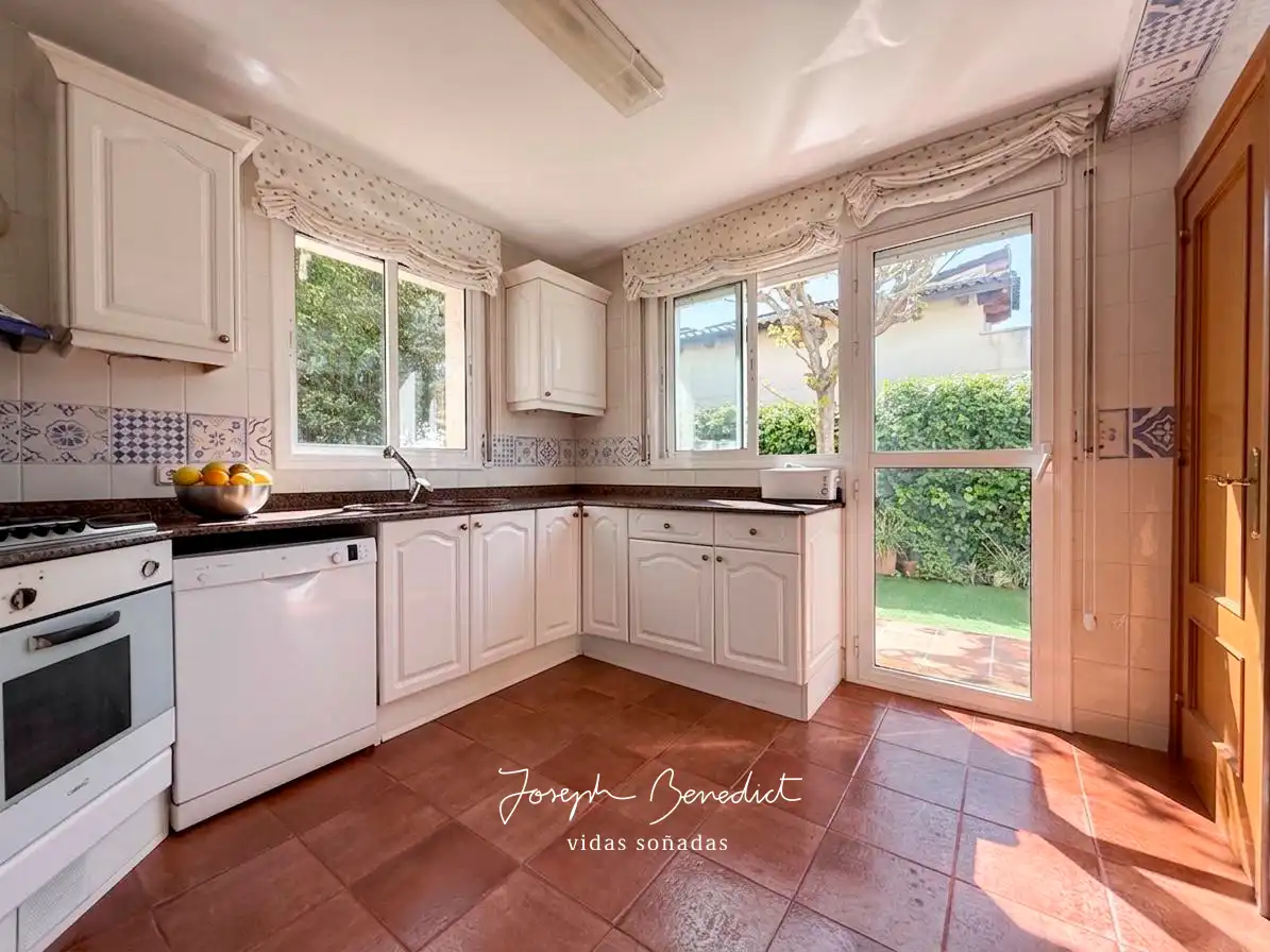 Cocina de Casa o chalet en venta en Castelldefels con Aire acondicionado, Calefacción y Jardín privado