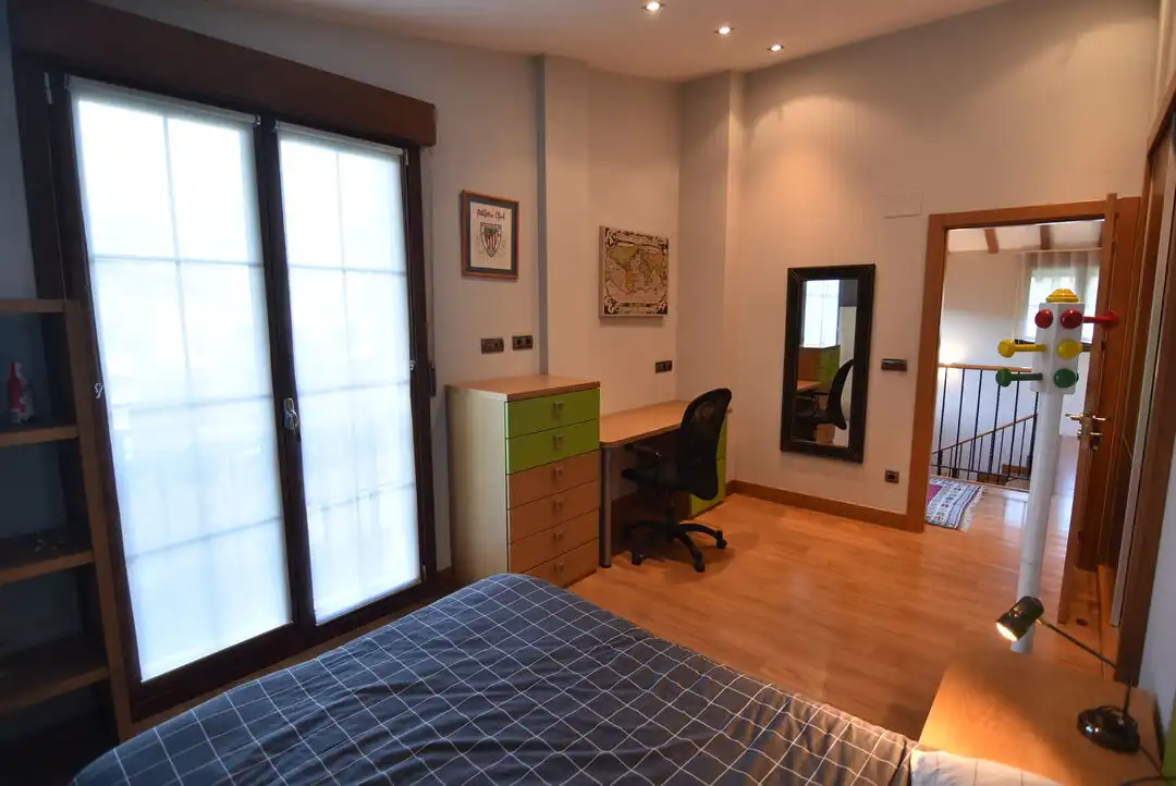 Dormitori de Casa o xalet en venda en Ermua amb Calefacció, Jardí privat i Terrassa