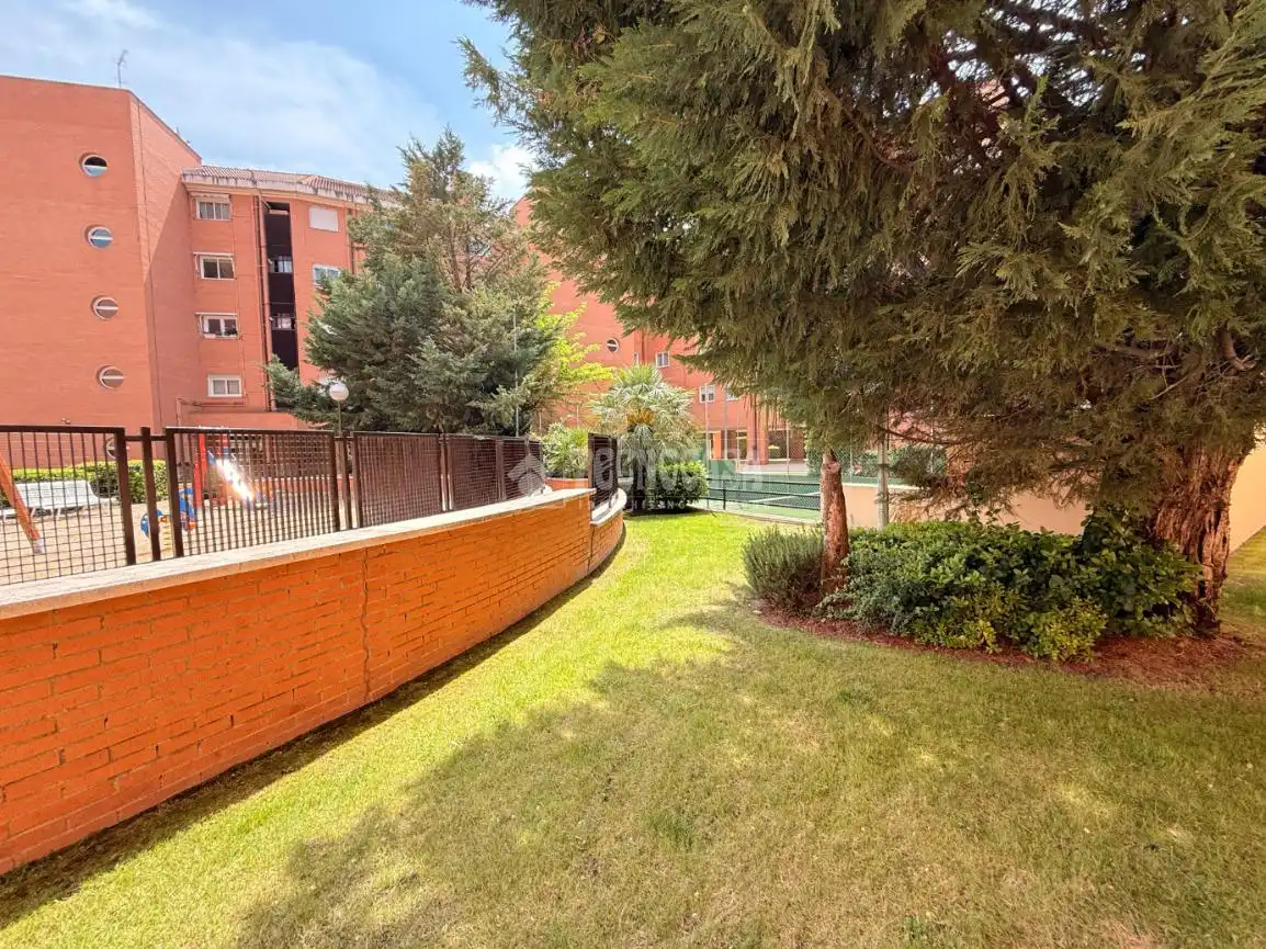 Exterior view of Flat for sale in Madrid  with Heating, Private garden and Parquet flooring