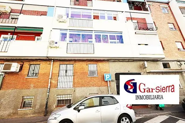 Vista exterior de Pis en venda en Madrid amb Calefacció