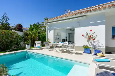 Vista exterior de Casa o xalet en venda en Marbella amb Aire condicionat, Calefacció i Jardí privat