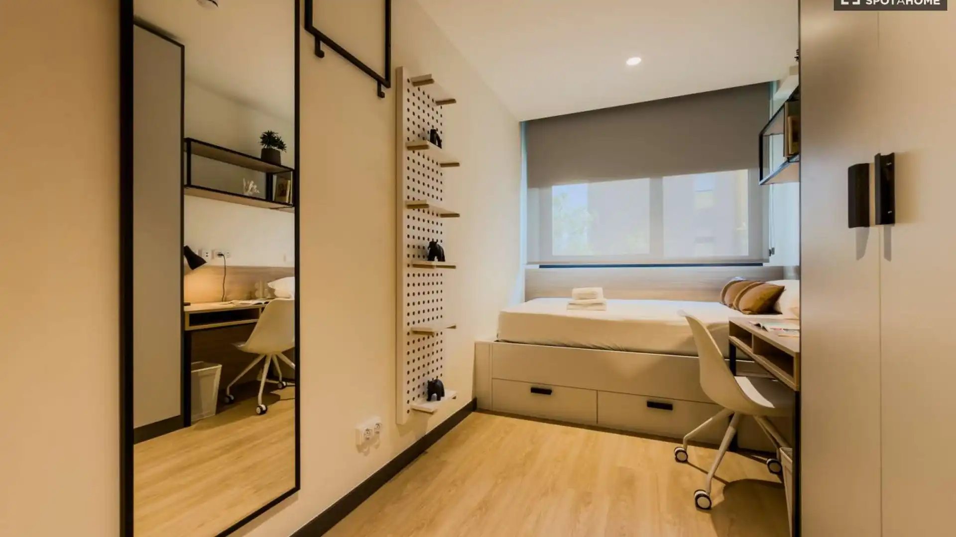 Habitación de Casa o chalet para compartir en  Barcelona Capital con Aire acondicionado, Terraza y Amueblado