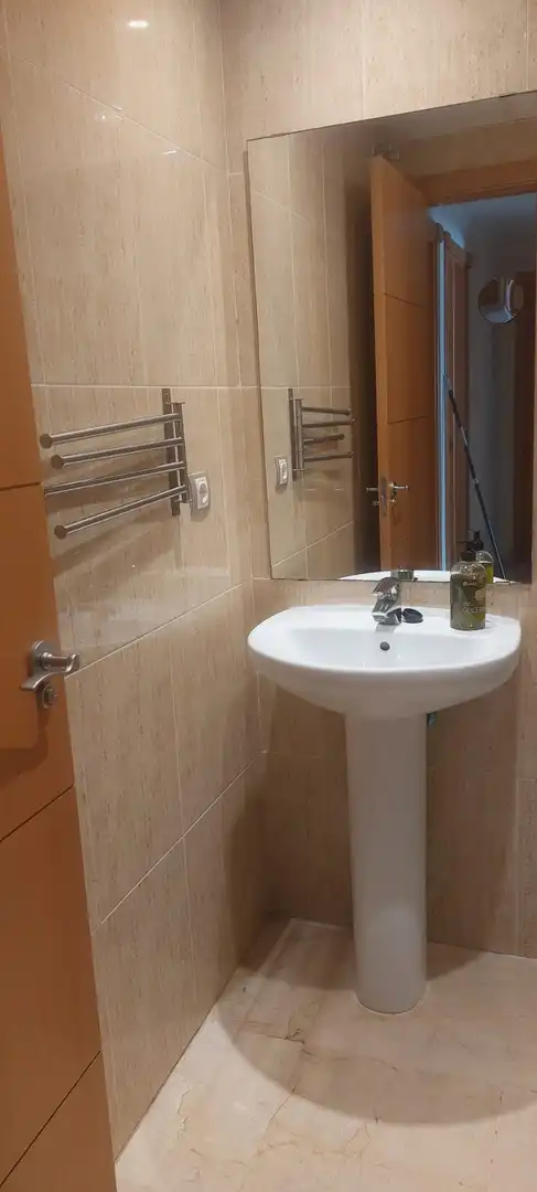 Badezimmer von Wohnung zur Miete in Manilva mit Klimaanlage, Heizung und Privatgarten