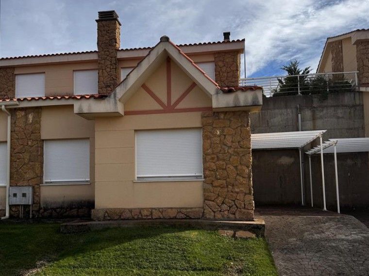 Vista exterior de Casa o xalet en venda en Valverde de la Virgen amb Jardí privat