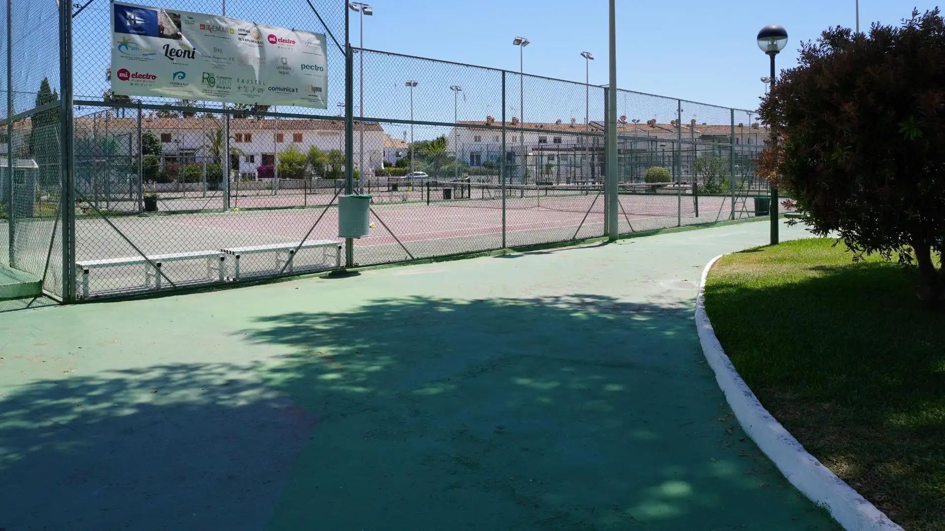 Parkplatz von Dachboden zum Verkauf in El Puig de Santa Maria mit Privatgarten, Terrasse und Balkon